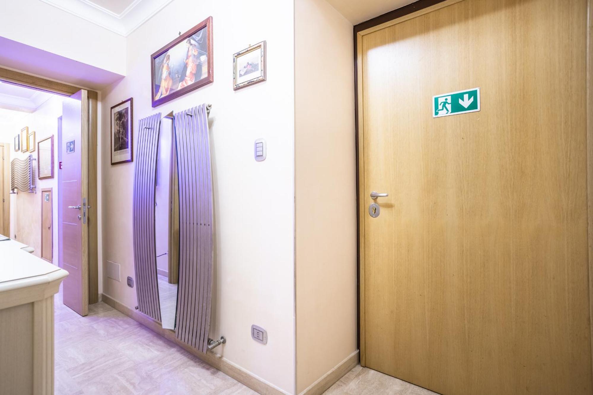 Luxury Inn Opera โรม ภายนอก รูปภาพ