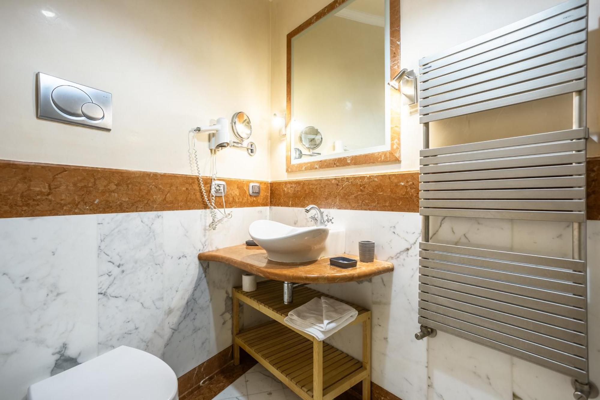 Luxury Inn Opera โรม ภายนอก รูปภาพ